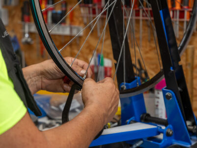 CLAPCYCLE ou CLAP'CYCLE répare une roue de vélo